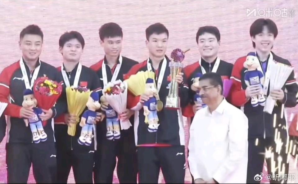 动容！国乒与中国香港大合影，港队放下鲜花齐唱国歌，都是一家人
